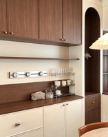 Buffet de style crème personnalisé, armoire de rangement en bois massif avec tiroirs et rangements ouverts