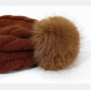 Bán Buôn Biểu Tượng Tùy Chỉnh Dệt Kim Mũ Ấm Đồng Bằng Phụ Nữ Mùa Đông Faux Fur Bóng Pom Pom Thời Trang Trắng Đen Beanie <span class=keywords><strong>Hat</strong></span> - Product Image 5