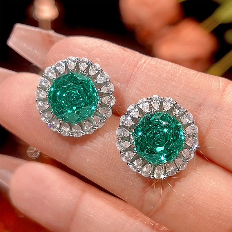 Para green ear studs