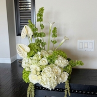 Arrangement floral réaliste en fleurs artificielles blanches et vertes pour centre de table de mariage : Hortensia, Rose, Calla Lily