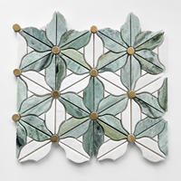 Mosaïque de marbre vert personnalisée, motif floral blanc en pierre découpée au jet d'eau pour murs et sols