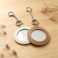 Miroir de Maquillage Compact de Poche en Cuir avec Porte-clés, Logo Personnalisé, Rond, Portable, Idéal pour les Voyages, Cadeaux de Fête et Mariage - Vente en Gros