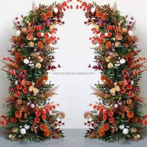 Goldener Widderhorn-Bogenständer mit grünen Hortensien, Seidenblumen, weißen Rosen und üppigem Laub für Zeremonien, Bühnen, Empfänge und Partydekoration - Product Image 3