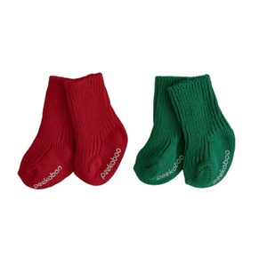 Ensemble de chaussettes pour bébé Peekaboo, deux couleurs, tricotées, respirantes, douces, 80% coton, avec semelle antidérapante pour nouveau-nés, tout-petits, enfants, usage intérieur - Product Image 1