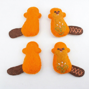 Adorno de castor miniatura de fieltro y lana cosido, guirnalda móvil para habitación infantil, juguete - Product Image 6