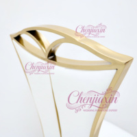 Chaise de réception moderne de luxe royale en métal doré brillant à dossier haut pour mariage, événement, salle de réception d'hôtel
