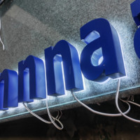Lettres LED rétroéclairées en acier inoxydable de luxe avec télécommande pour la publicité et la décoration dans les bureaux et les hôtels