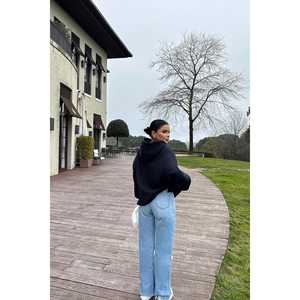 Sudadera con capucha azul marino para mujer con E bordado - Product Image 1