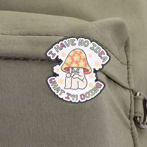Spilla smaltata con simpatico personaggio a forma di fungo: Non ho idea di cosa sto facendo, spilla decorativa per zaino - Product Image 4