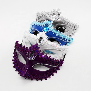 Mascarilla de plástico veneciana con encaje de tela y diamantes, media cara - Product Image 3