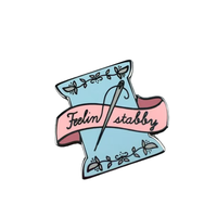 Broche en émail sur le thème de la couture, bobine de fil avec ruban rose, slogan, logo personnalisé, badge pour la communauté artisanale et les cadeaux