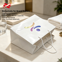 Sac en papier blanc laminé brillant personnalisé avec poignée en cordon et logo imprimé perlé pour la vente au détail et en gros