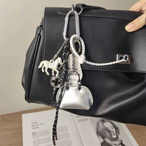 Llavero Minimalista de Plástico con Diseño de Caballo Blanco Plateado, Accesorio para Monedero, Patineta y Decoración de Bolsos Pequeños - Product Image 3