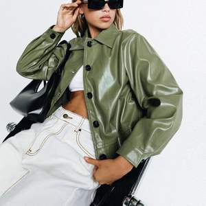 เสื้อแจ็คเก็ตบอมเบอร์หนัง PU สีเขียวสำหรับผู้หญิง รุ่นคัสตอม 2026 แบบติดกระดุม แขนยาว สไตล์ทอผ้า - Product Image 4