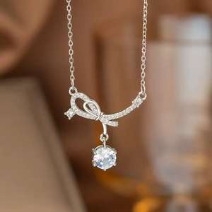 Collar de Mujer Moderno e Hipoalergénico con Colgante de Mariposa de Acero Inoxidable, Oro de 18K y Circonita - Product Image 5