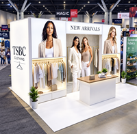Stand d'exposition 10 x 20 pieds pour salon professionnel de vêtements avec caisson lumineux, toile de fond et présentoir