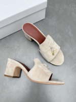 Mules élégantes pour femme en cuir véritable et daim, à bout ouvert, talon carré, avec nœud décoratif et pendentif fermoir doré, pour l'été