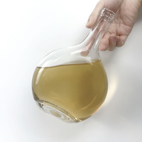 Bouteille à liqueur ronde en verre à base épaisse et col long