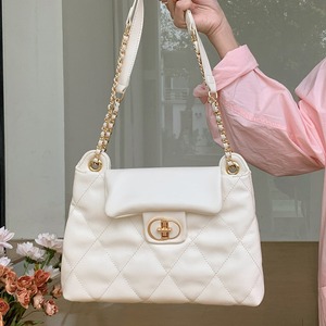Sac à bandoulière en chaîne avec motif diamant blanc, fermeture à loquet souple, sac fourre-tout pour femme, collection printemps 2024 - Product Image 1