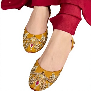 Zapatos Khussa Punjabi Indios Pakistaníes Hechos a Mano, Elegantes, con Flores y Piedras, Ligeros y Transpirables para Mujer, en Tallas y Colores Personalizados - Product Image 1