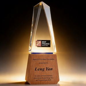 Trofeo de Cristal con Base de Madera - Premio Ecológico Grabado con Arenado para Ceremonias de Competición, Regreso a Clases, Navidad, Año Nuevo - Product Image 1