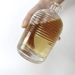 Botella de alcohol en forma de oliva con patrón tallado - Product Image 3