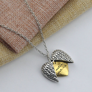 Collar con colgante de corazón abierto, con alas en forma de corazón, doble letra, reloj sobre mi amor - Product Image 2