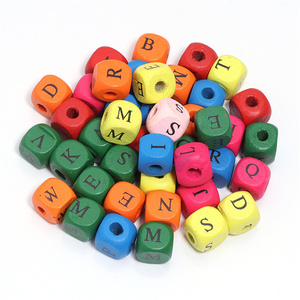 Venta al por mayor cuentas cuadradas <span class=keywords><strong>de</strong></span> <span class=keywords><strong>madera</strong></span> <span class=keywords><strong>de</strong></span> colores mezclados <span class=keywords><strong>letras</strong></span> cuentas <span class=keywords><strong>sueltas</strong></span> para accesorios <span class=keywords><strong>de</strong></span> joyería DIY - Product Image 1