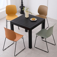 Chaise de salle à manger moderne à dossier cannelé, base en traîneau, empilable, en polypropylène de qualité commerciale pour café, bistrot, hôtel