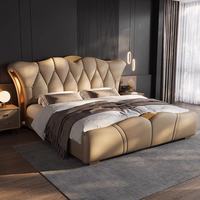 Lit double moderne de luxe léger avec revêtement en cuir véritable et cadre en bois, lit de rangement idéal pour appartement et hôtel