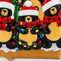 Figurinha de Natal em Resina Família de Urso Preto com Chapéu de Papai Noel, Cachecol Xadrez, Luzes e Base de Madeira, Estilo Moderno de Alta Qualidade para Pendurar