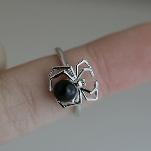 Anello Creativo a Forma di Ragno per Donne, Design con Perle, Gioiello di Moda con Motivo Insetto - Product Image 6