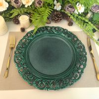 Assiettes rondes en plastique vert émeraude avec bordure gravée de style baroque pour les événements de mariage