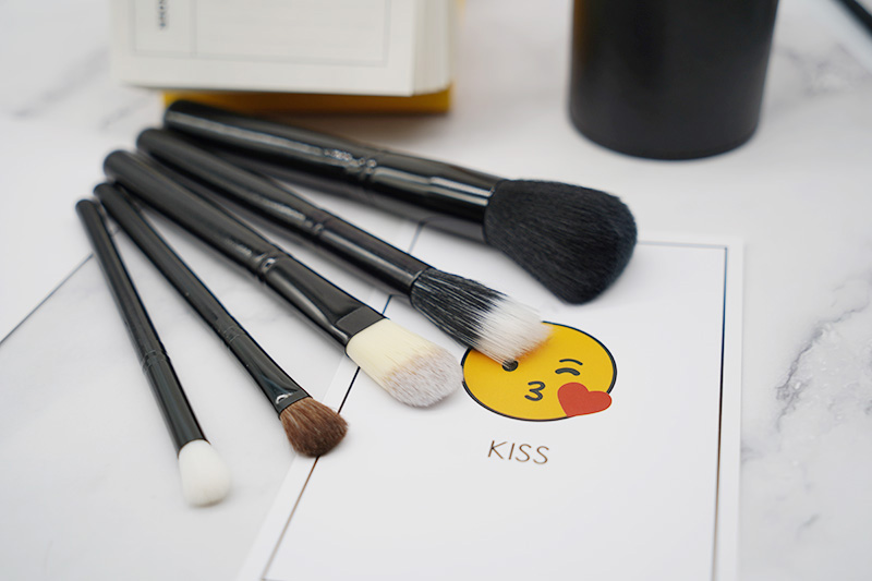 Multi Functional Creative New Pretty Waist Handle Cosmetics Kit Professional Facial Silicone Makeup Brush With Leather Case