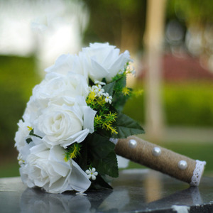Bouquet de mariage DREA en toile de jute et perles, fleurs artificielles blanches romantiques, roses à tenir à la main pour la mariée - Product Image 2