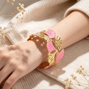 Brazalete Abierto de Esmalte de Moda para Mujer, Chapado en Oro, con Hoja de Ginkgo / Forma de Corazón, Ajustable, con Esmalte en Relieve, Ancho - Product Image 4