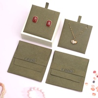 Enveloppes en microfibre avec logo personnalisé, pochette à bijoux, surface gaufrée grise douce avec logo pour l'emballage et les cadeaux