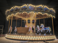 Manège à chevaux pour 24 personnes, pour enfants et adultes, utilisation intérieure et extérieure, idéal pour parcs d'attractions et aires de jeux. En promotion.