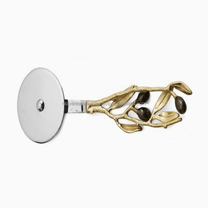 Coupe-pizza en métal personnalisable avec design rond unique Outils à pizza jetables emballés dans une boîte - Product Image 6