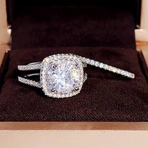 Anello di fidanzamento da donna Q144 in oro bianco con diamante taglio cuscino naturale colore D, alone con pietre laterali - Product Image 6