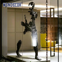 Statue contemporaine en bronze coulé de l'homme qui marche, grande sculpture creuse pour galerie, musée, décoration intérieure