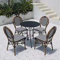Chaises de bistrot modernes en rotin noir et blanc avec structure en aluminium, garantie 5 ans, tailles personnalisées pour hôtel et salon