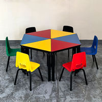 Meubles de maternelle de haute qualité, table d'étude trapézoïdale colorée 6 places avec ensemble de chaises en plastique pour la salle de classe des enfants