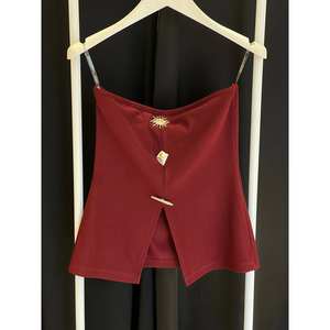 Blusa Elegante sin Tirantes, Top Rojo Asimétrico de Punto con Detalle de Broche de Sol para Uso Diario - Product Image 1