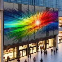 Affichage numérique contemporain élégant à grille LED transparente couleur P3.9-7.8 pour signalisation numérique en magasin, orientation en centre commercial et affichage de texte