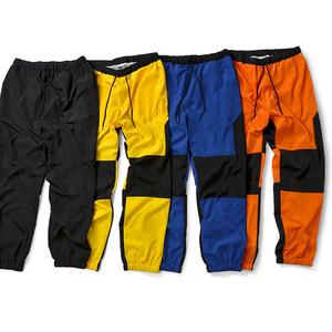 Pantaloni sportivi lunghi in nylon con logo personalizzato pantaloni elastici in vita pantaloni e pantaloni da uomo con fodera in rete in tessuto di Nylon morbido