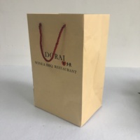 Sac cadeau en papier kraft noir recyclable écologique de luxe avec logo personnalisé, poignée en ruban pour l'emballage de cosmétiques