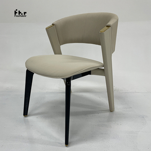 Chaise de salle à manger moderne en cuir PU beige, dossier côtelé, pieds bicolores, accent doré pour restaurant, hôtel - Product Image 1