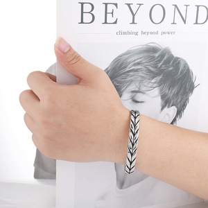 Brazaletes de Acero Inoxidable con Diseño de Pluma de Hoja Vikinga Nórdica para Hombre, Resistentes al Agua y al Deslustre, de Energinox - Product Image 3