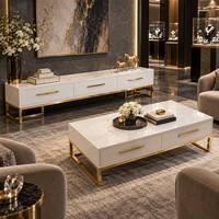 Ensemble meuble TV et table basse WYRAX Jewelry Store Lounge blanc avec dessus aspect marbre, console à trois tiroirs et bases ouvertes dorées
